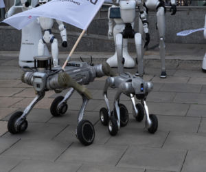 Niewiarygodne sceny. Roboty krzyczą w Warszawie, a minister alarmuje: mamy się czego obawiać!