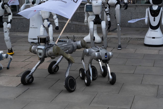 Niewiarygodne sceny. Roboty "krzyczą" w Warszawie, a minister alarmuje: "mamy się czego obawiać!"