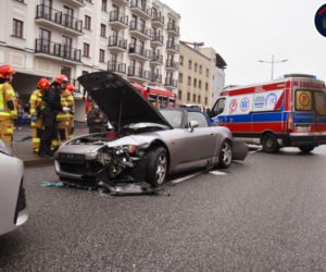 Roztrzaskał sportowe auto na latarni! Ogromny wypadek na Grochowie