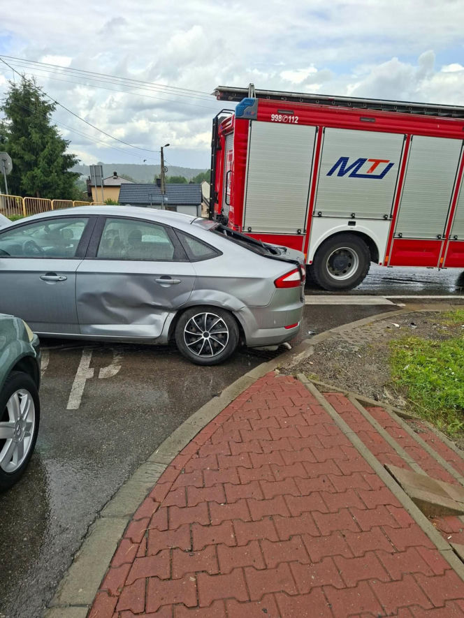 Groźna kolizja na DK 42 w Stykowie. Na skrzyżowaniu zderzyły się Ford, DAF i Renault
