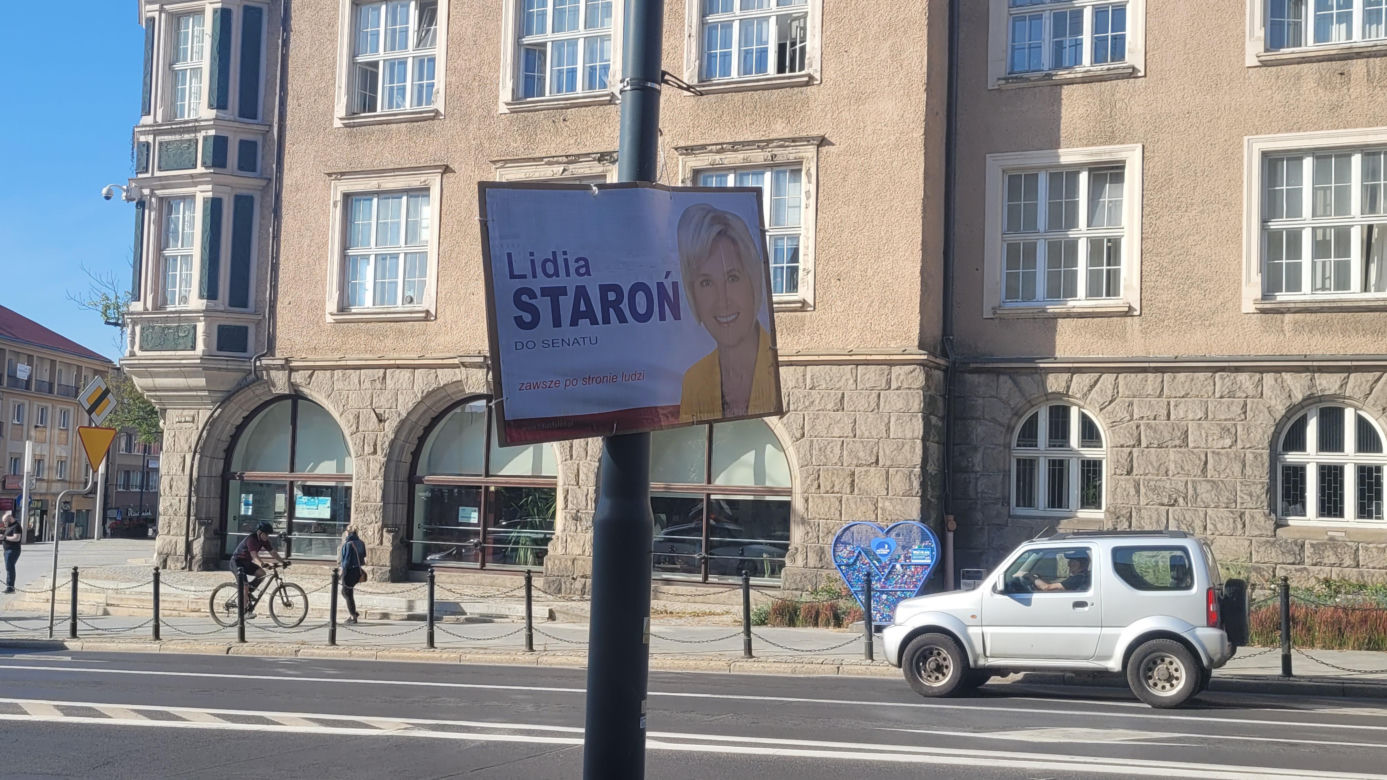 Na autobusach, słupach, budynkach. Bannery wyborcze "zalały" Olsztyn [ZDJĘCIA]