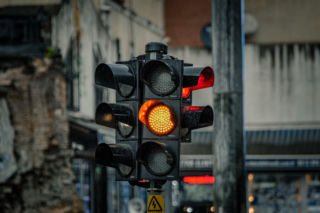 Para emerytów niszczyła czujniki na słupie. Myśleli, że to tajna broń zabijająca na odległość