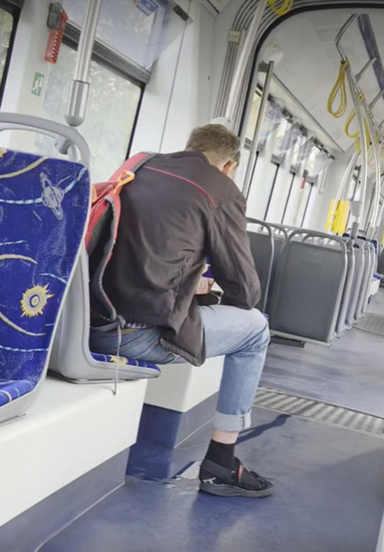 Oddał mocz w toruńskim tramwaju. Wszystko się nagrało