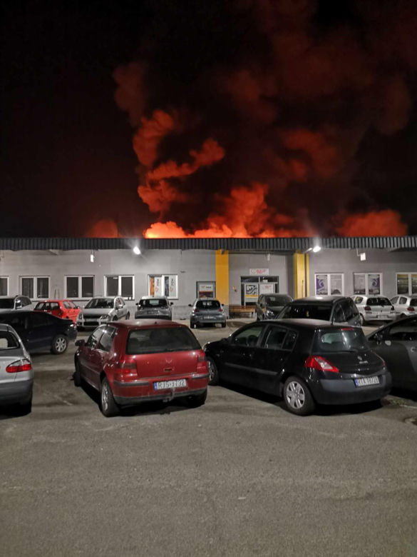 Ogromny pożar w zakładzie produkującym opony w Dębicy! Został już ugaszony 