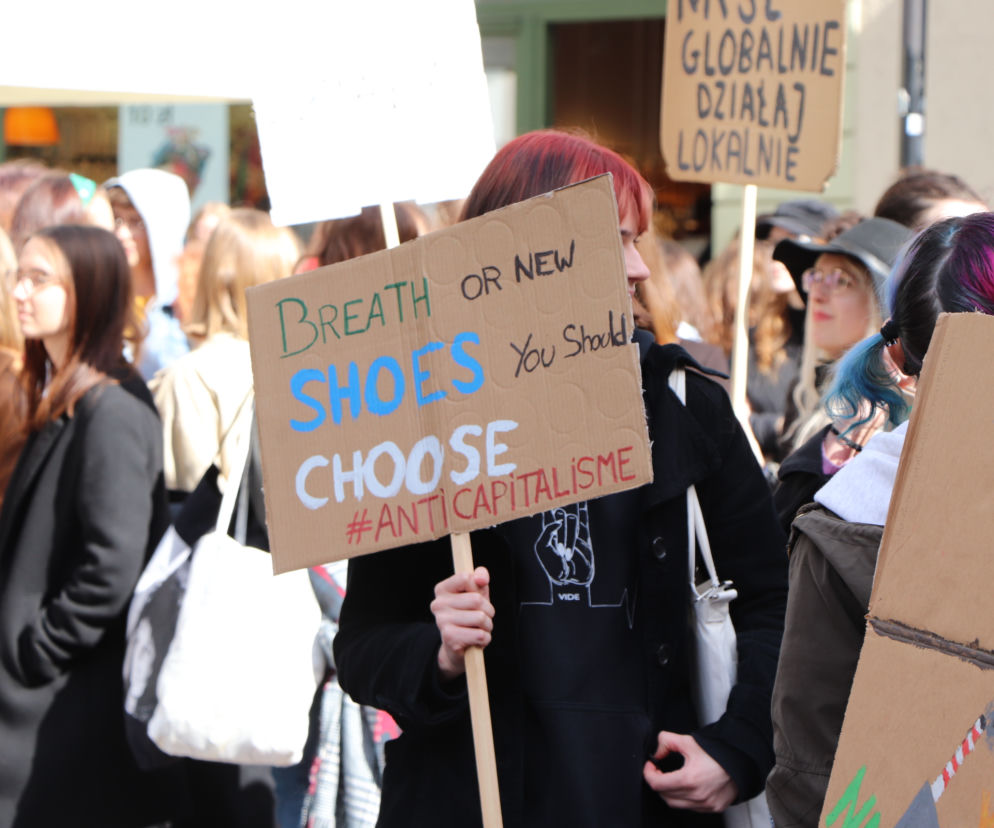 Młodzieżowy Strajk Klimatyczny w Toruniu. Protestowali przeciwko rządowi i korporacjom