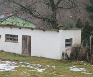 Michał Witkowski pod domem Violetty Villas