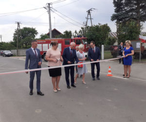 Dąbrówka Stany, gmina Skórzec: nowym wozem strażackim, po nowej drodze, do nowej szkoły
