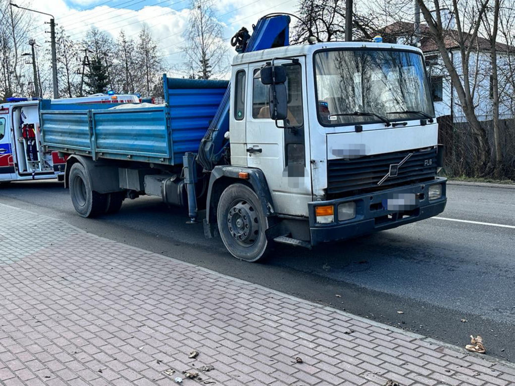 Tragedia w Błoniu. 15-latka wpadła pod ciężarówkę. Lądował śmigłowiec LPR