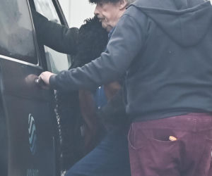 Daniel Olbrychski pali pod zakazem palenia