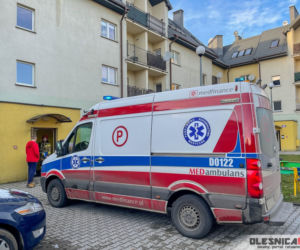 Koszmarny wypadek w Oleśnicy. Mężczyzna spadł ze schodów, zginął na miejscu