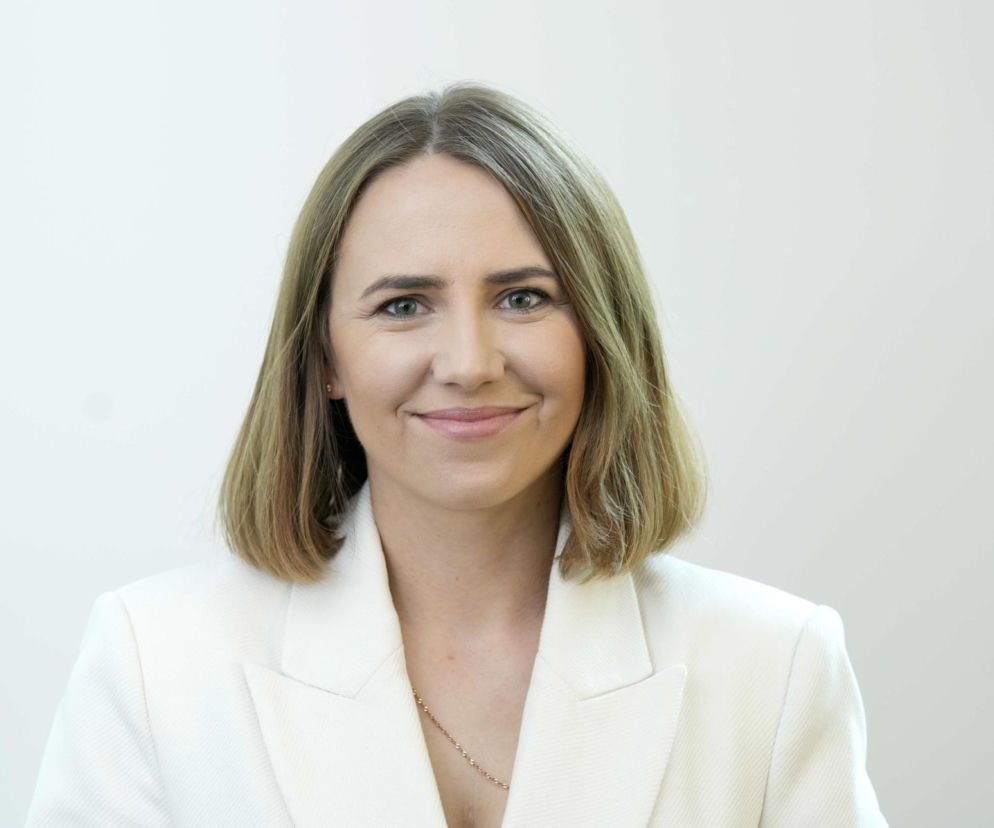 Uśmiechnięta europosłanka Anna Bryłka w białej marynarce. O jej ocenie działań PiS przeczytasz na SE Polityka.