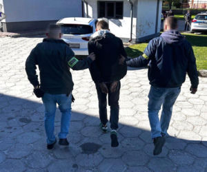 Na widok policjantów zaczął uciekać. Był pijany, miał narkotyki i zakaz jazdy. Sąd zadecydował o areszcie