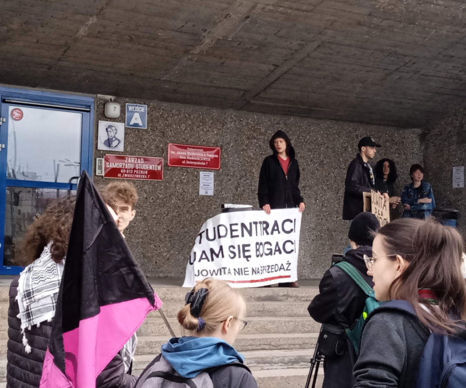 Protest studentów pod Domem Studenckim Jowita w Poznaniu