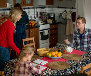 Barwy szczęścia, odc. 2429: Klara (Olga Jankowska), Hubert (Marek Molak), Iwona (Izabela Zwierzyńska), Marysia (Nina Szumowska)