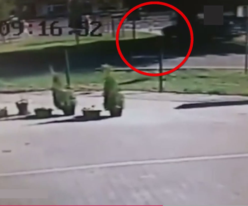 Nagranie z monitoringu pokazuje moment zderzenia