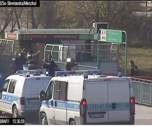 Chcieli OKRAŚĆ kiosk w ciągu dnia! Zapomnieli o jednej rzeczy