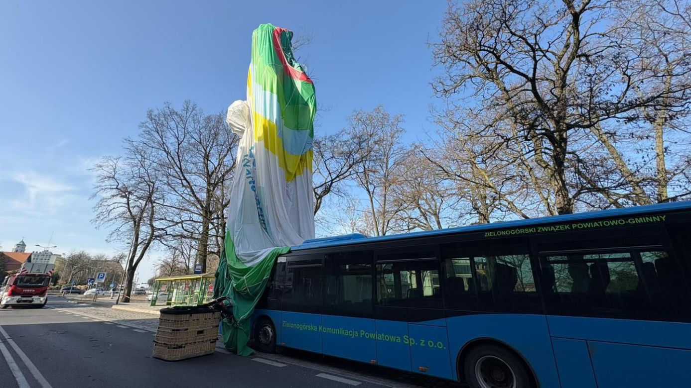 Szokujący wypadek! Balon uderzył w blok, jedna osoba nie żyje