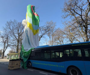 Szokujący wypadek! Balon uderzył w blok, jedna osoba nie żyje
