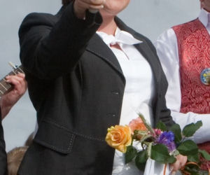 Beata Kempa śpiewa na wiecu PiS w Łomży 