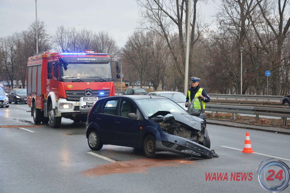 Kolizja potem wypadek z udziałem radiowozu na Wisłostradzie