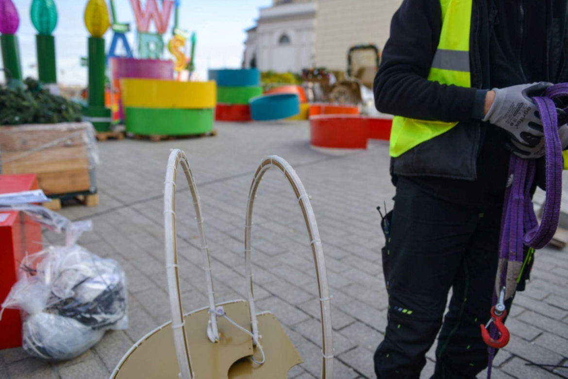 Montaż świątecznej iluminacji w Warszawie