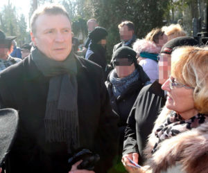 Jacek Kurski na pogrzebie Cezarego Mocka z Sanatorium miłości