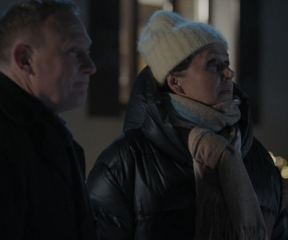 Artur i Marysia Rogowscy stoją na zewnątrz wieczorem. Marysia ma na sobie zimową kurtkę, szalik i czapkę, z zamyślonym wyrazem twarzy, Artur patrzy w bok. Zdjęcie ilustruje scenę z serialu M jak miłość, o którym więcej przeczytasz na portalu Super Seriale.