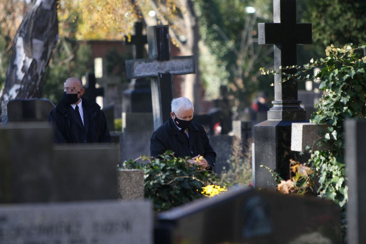 Jarosław Kaczyński odwiedził groby bliskich w Święto Zmarłych
