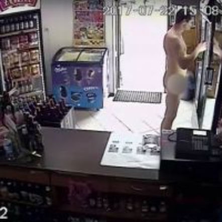  Goły facet okradł dwa sklepy w biały dzień. Polak potrafi! VIDEO