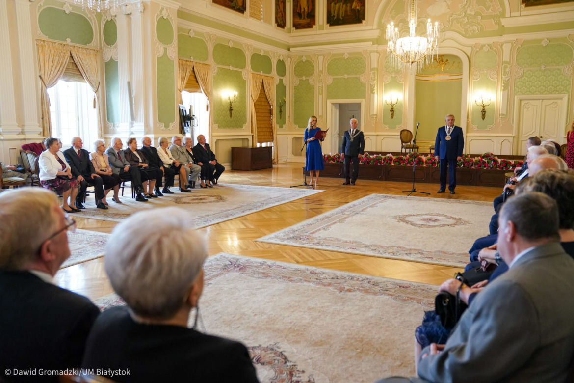Białystok. Pary świętowały złote gody. Prezydent wręczył małżonkom medale [ZDJĘCIA]