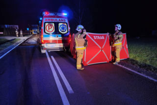 Osobowe Audi potrąciło mężczyznę. Śmiertelny wypadek na DK73 w Brniu