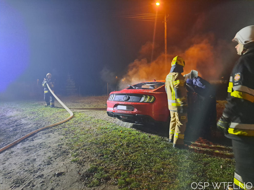 Luksusowy samochód stanął w płomieniach! Nocna akcja strażaków pod Bydgoszczą [ZDJĘCIA]