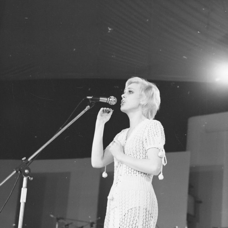 Piosenkarka podczas występu, 1975-06 