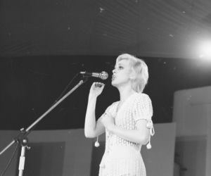 Piosenkarka podczas występu, 1975-06 