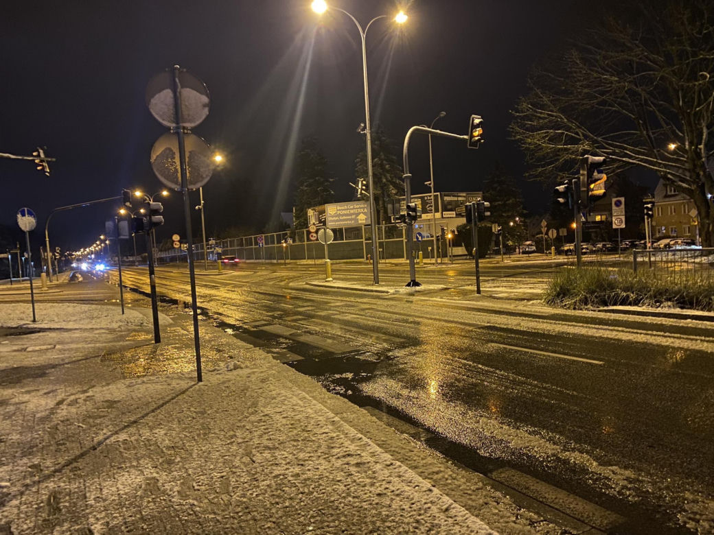 Zima zaatkowała w Olsztynie. Na ulicach zrobiło się biało [ZDJĘCIA]