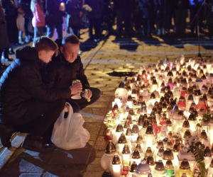 Tragedia w escape roomie. Modlący się ludzie, światła, kwiaty i zabawki pozostawione w miejscu tragedii.