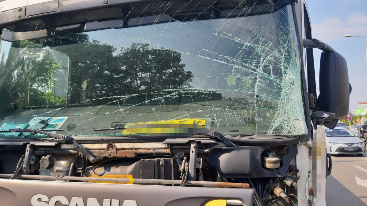 Ciężarówka zmasakrowała autobus miejski. Makabra na drodze w Warszawie!
