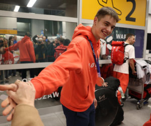 Władimir Semirunnij w czułych objęciach z dziewczyną po powrocie do Polski