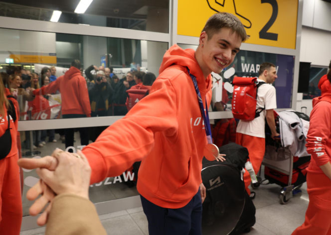 Władimir Semirunnij w czułych objęciach z dziewczyną po powrocie do Polski