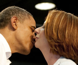 PREMIER Australii - Julia Gillard OBMACUJE Obamę