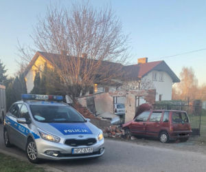 Pijany w sztok prowadził auto. Swoją podróż skończył na ścianie budynku!