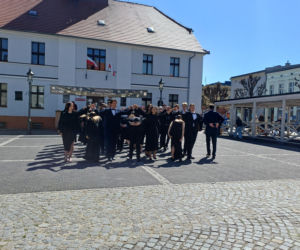 Polonez maturzystów z I LO na rynku w Ostrzeszowie