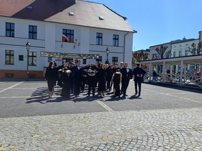 Polonez maturzystów z I LO na rynku w Ostrzeszowie