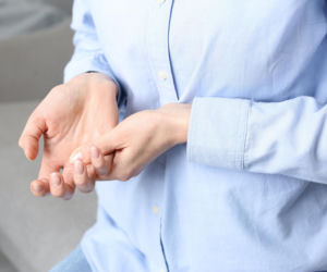 Kiedy drżenie rąk po kawie może świadczyć o chorobie Parkinsona? Eksperci zdradzają kluczowy warunek 