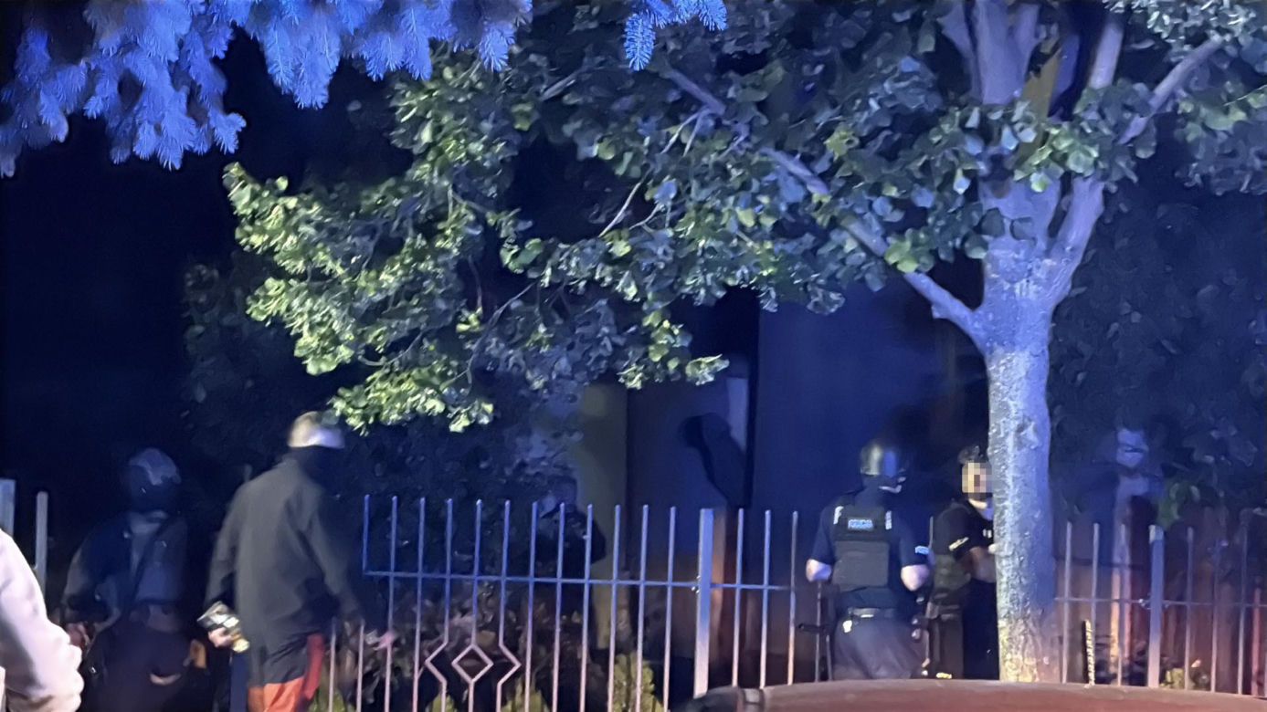 Antyterroryści zatrzymali mężczyznę w Ząbkach. Zabarykadował się w domu