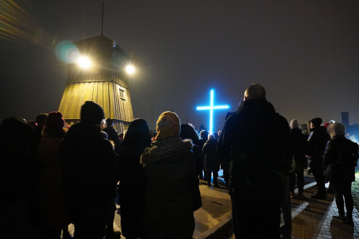 Ogrom wiernych przybył na Drogę Krzyżową na Majdanku. Mamy zdjęcia!