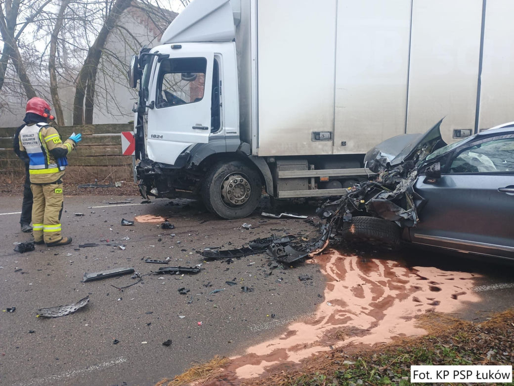 Gmina Łuków: Groźny wypadek w Krynce. Dwie osoby trafiły do szpitala