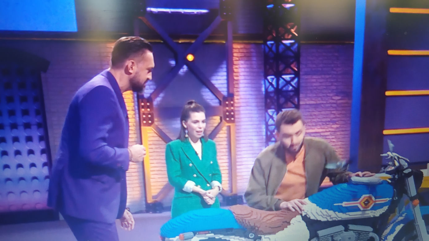 Kamil Bednarek zniszczył budowlę z 90 tysięcy klocków!