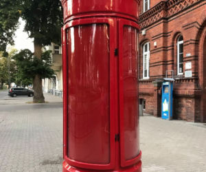 W Ełku stanął słup na DOBRE wiadomości. Nietypowa akcja zaskoczyła mieszkańców [FOTO]