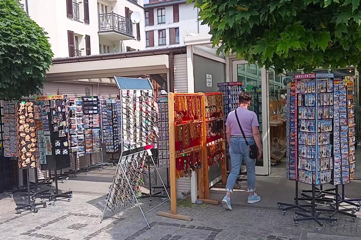 Wakacyjne pamiątki na straganach w nadmorskich kurortach
